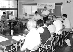 討議をするバス部会のなかま＝８月22日、大坂・自交会館内