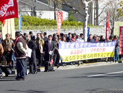 昨年11月の中央行動で、横断幕を掲げタクシー減車政策を要求する参加者