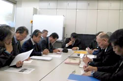 交渉を行う宮城地連の仲間（左）＝８月５日、仙台第４合同庁舎