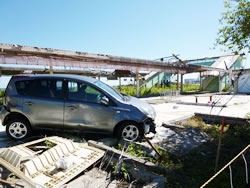 津波で駅舎が崩壊した常磐線富岡駅。立ち入り禁止が続いたため家や商店も全半壊したまま放置されている。