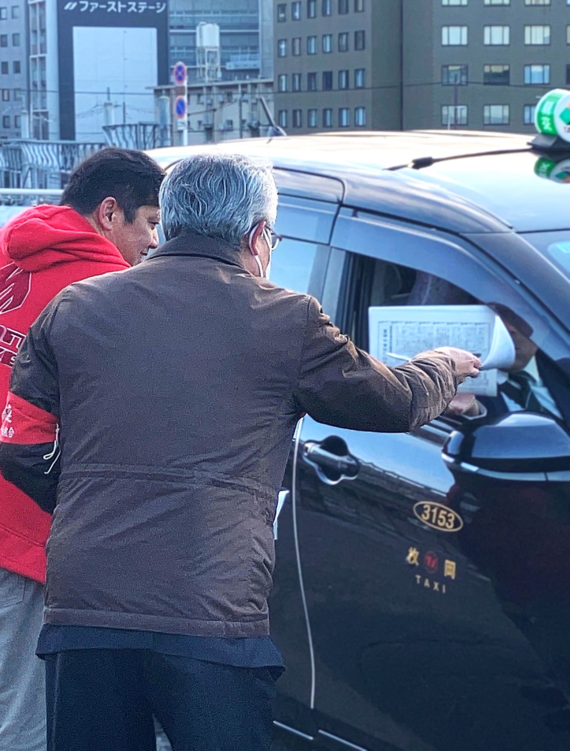 �^�N�V�[�^�]�҂փr������z�z���P��29���A���E�V���w�O