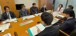 �����Ȃ��烌�N���󂯂鎩�𑍘A�̑�\�i�ʐ^����A����c���͉E��j���S��13���A�����E�O�c�@���c����� ����c��������