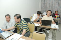 パソコン操作の初心者に先輩がアドバイス＝６月28日、兵庫・神戸市
