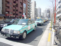 ３・５中央行動で減車をアピールするタクシー＝３月５日