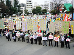 ムシロ旗やプラカードを掲げ、多すぎるタクシーを減らせとシュプレヒコール＝３月４日、東京・明治公園