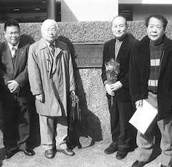 勝利判決に喜び記念撮影する小嶋さん（右から２人目）と支援者＝２月25日