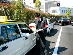 タクシー乗務員から聞き取り調査をする東京地連・川崎さん＝３月19日、岐阜駅頭