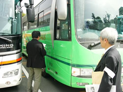 観光バス乗務員へのアンケート調査＝３月21日、伊勢神宮駐車場