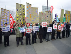 ３・４中央行動で減車や貧困解消をアピール＝３月４日、東京・明治公園