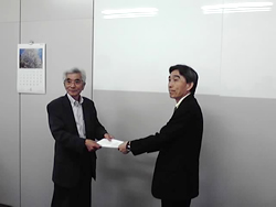 メーデーで採択された要せ書を県に手渡す＝５月１日、埼玉県庁内