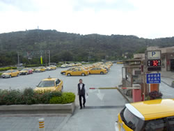 市が建物や土地を提供して作られたタクシー車両専用の休憩所＝台北市内
