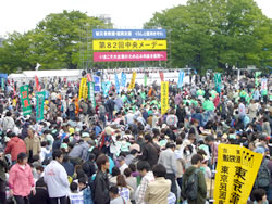 ２万1000人が参加した中央メーデー＝５月１日、東京・代々木公園