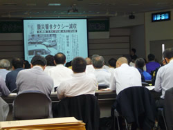 プロジェクターを使い行われた川村准教授の基調講演
