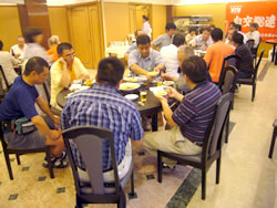 食事を囲みながら組合の日常活動などを交流する参加者＝８月７日、長崎・慶華園