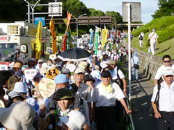 デモ行進に出発する参加者＝７月16日、東京・代々木公園