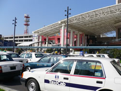 タクシー台数がピークに達した２００７年の鹿児島中央駅タクシープールの様子＝２００７年２月23日