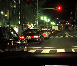 交差点を占拠する形で違法営業するタクシー＝堺市役所付近