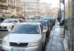 客待ちをする現地のタクシー＝11月６日、パリ市内