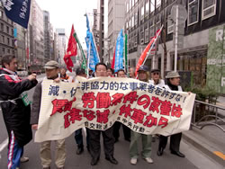 昨年の３・８中央行動でデモ行進する仲間＝12年３月８日、東京・銀座