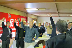 組織倍増を達成させることなどを決議した臨時大会＝２月18日、北海道・札幌市内