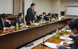 要請事項について説明する自交総連の代表（左）＝11月14日、東京・自動車会館内