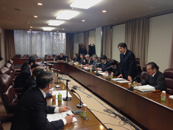 要請事項について説明する自交総連の代表（右）＝３月６日、東京・自動車会館内