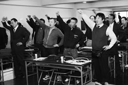 団結ガンバロウをする大阪の仲間＝３月27日、大阪・自交会館