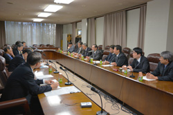 要請事項について説明する自交総連の代表（右）＝３月４日、東京・自動車会館内