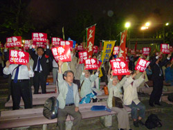 ５月12日に東京・日比谷野外音楽堂で開かれた集会で「戦争させない」と声を上げる参加者