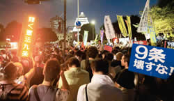 国会にむけ「戦争法案反対」と抗議する人たち＝６月24日、都内
