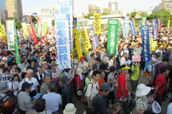集会後、デモ行進に出発する参加者＝７月18日、大阪市・扇町公園