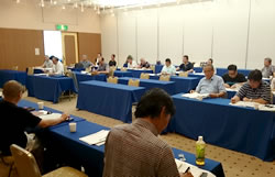 55人の参加で開かれた神奈川地本夏季学習討論集会＝８月５日、箱根・ホテルおかだ