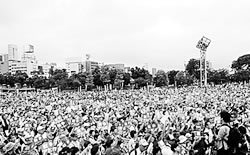 大阪・扇町公園で開かれた集会には２万５千人が集まった