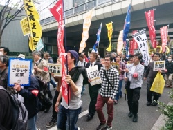 デモ行進する参加者＝４月15日、新宿区内