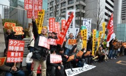 国土交通省にむけて怒りの声を上げるタクシー労働者＝15年３月４日、東京・国土交通省前