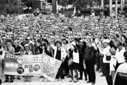 「憲法こわすな」と改憲に反対する市民＝５月３日、大阪・扇町公園内