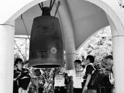 平和の鐘をかこむ大阪の仲間＝８月４日、広島・広島平和記念公園内