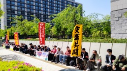 抗議の座り込みを行う仲間たち＝４月17日、東京・参議院議員会館前
