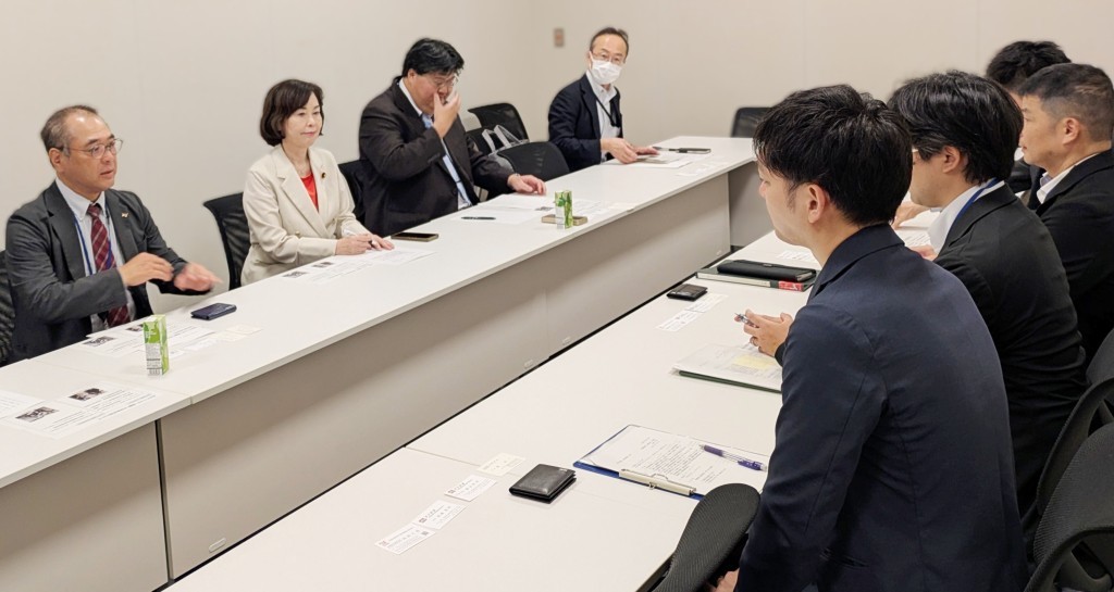 レクチャーに参加する畑野議員と自交総連のなかま(左)=6月29日、東京・衆議院第2議員会館